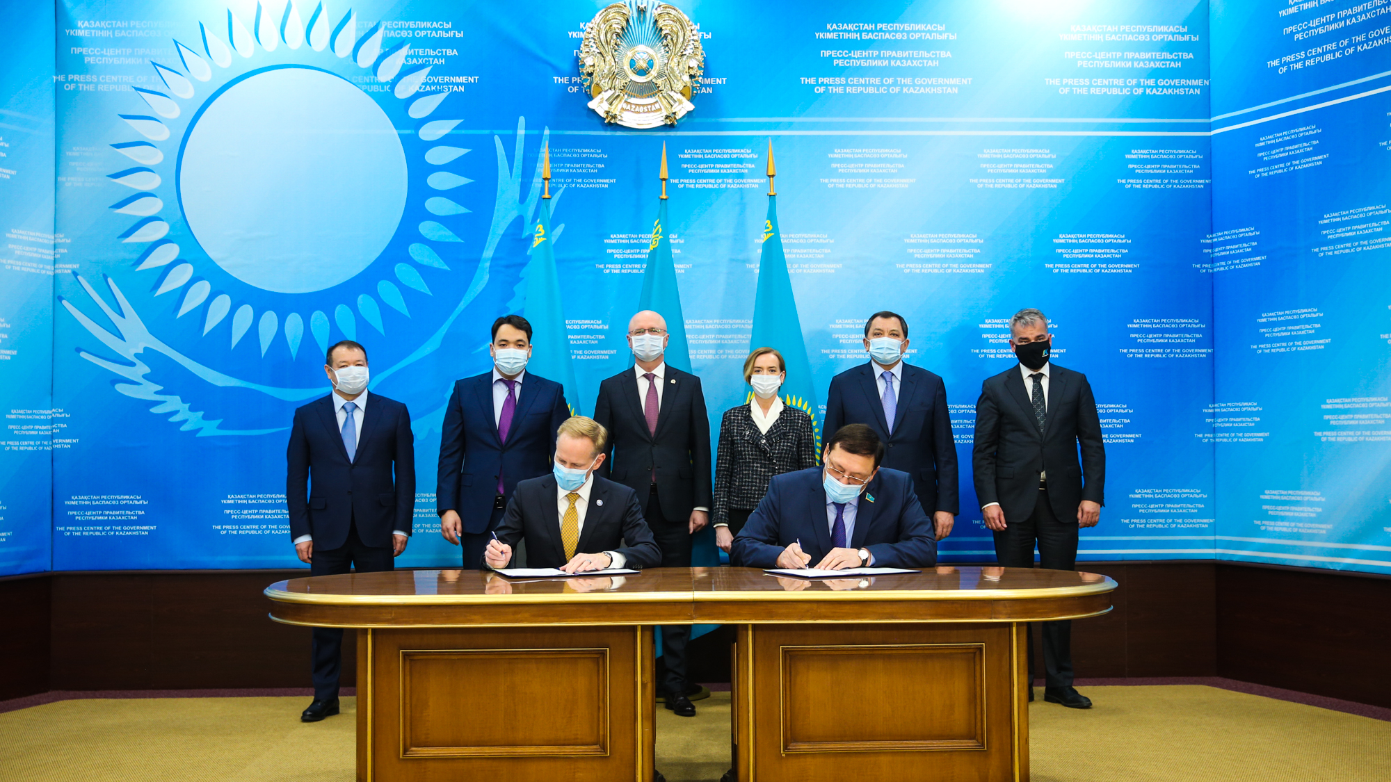 Kazakistan'da Uluslararası Petrol ve Gaz Mühendisliğini Geliştirme Merkezi'nin kurulmasına ilişkin anlaşma imzalandı. Uluslararası Petrol ve Gaz Mühendisliğini Geliştirme Merkezi'nin kurulmasını öngören anlaşma, hükümet üyeleri ile ülkenin en büyük petrol üreticilerinin katılımıyla düzenlenen törende imzalandı. ( Kazakistan Başbakanlığı Basın Ofisi - Anadolu Ajansı )