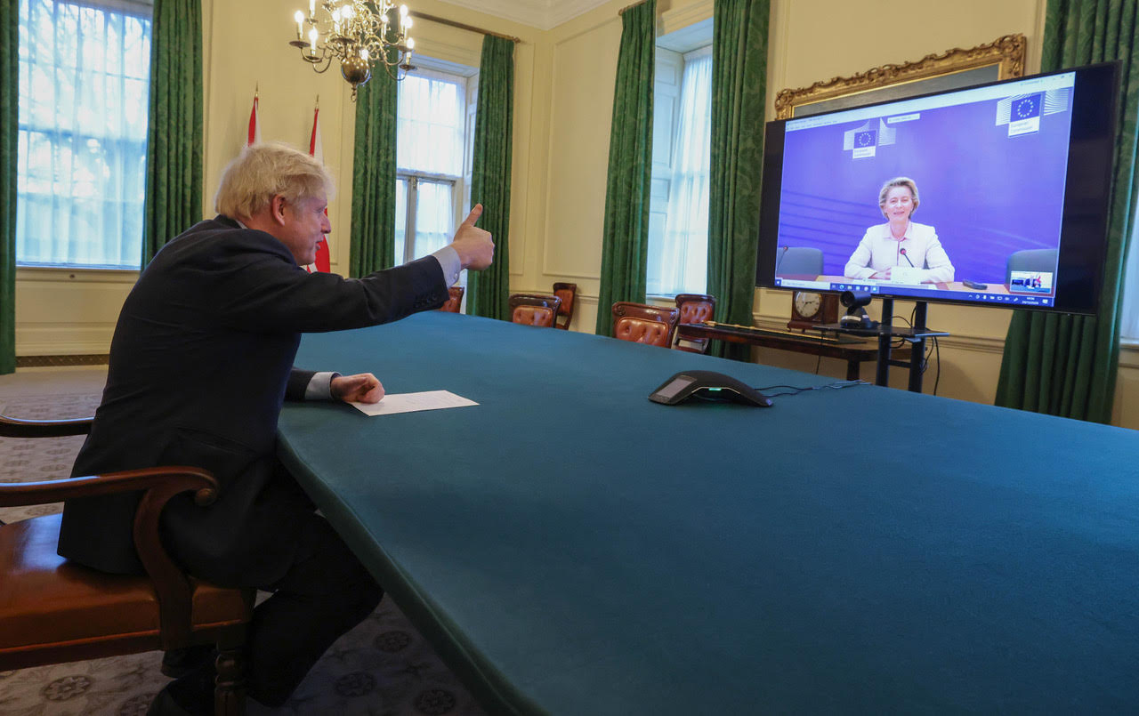 24/12/2020. London, United Kingdom. Boris Johnson speaks to Eu President. The Prime Minister Boris Johnson speaks to President of the European Commission Ursula von der Leyen via video link from the Cabinet room after completing the Brexit deal Picture by Andrew Parsons / No 10 Downing Street