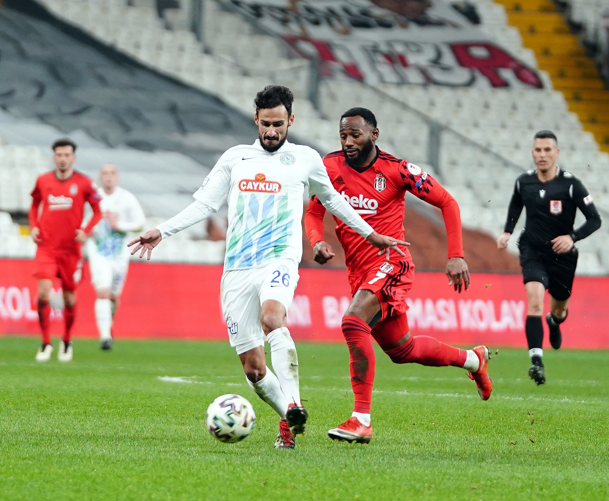 ZİRAAT TÜRKİYE KUPASI SON 16 TURU MÜCADELESİNDE BEŞİKTAŞ, SAHASINDA KARŞILAŞTIĞI ÇAYKUR RİZESPOR'U 85. DAKİKADA LARİN'İN ATTIĞI GOLLE 1-0 YENEREK ÇEYREK FİNALE YÜKSELDİ. (MEHMET ŞİRİN TOPALOĞLU/İSTANBUL-İHA)
Ziraat Türkiye Kupası Son 16 Turu mücadelesinde Beşiktaş, sahasında karşılaştığı Çaykur Rizespor'u 85. dakikada Larin'in attığı golle 1-0 yenerek çeyrek finale yükseldi.