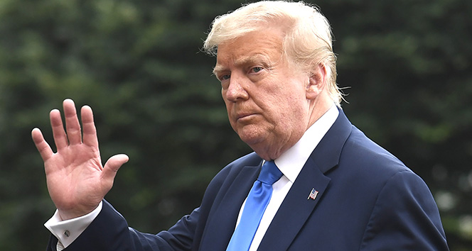 epa08541271 US President Donald J. Trump waves to the press as he returns to the White House in Washington, DC, USA, 11 July 2020. Earlier, President Trump visited Walter Reed National Military Medical Center, in Bethesda Maryland, where he met with wounded military service members and healthcare staff caring for COVID-19 patients.  EPA-EFE/MIKE THEILER / POOL