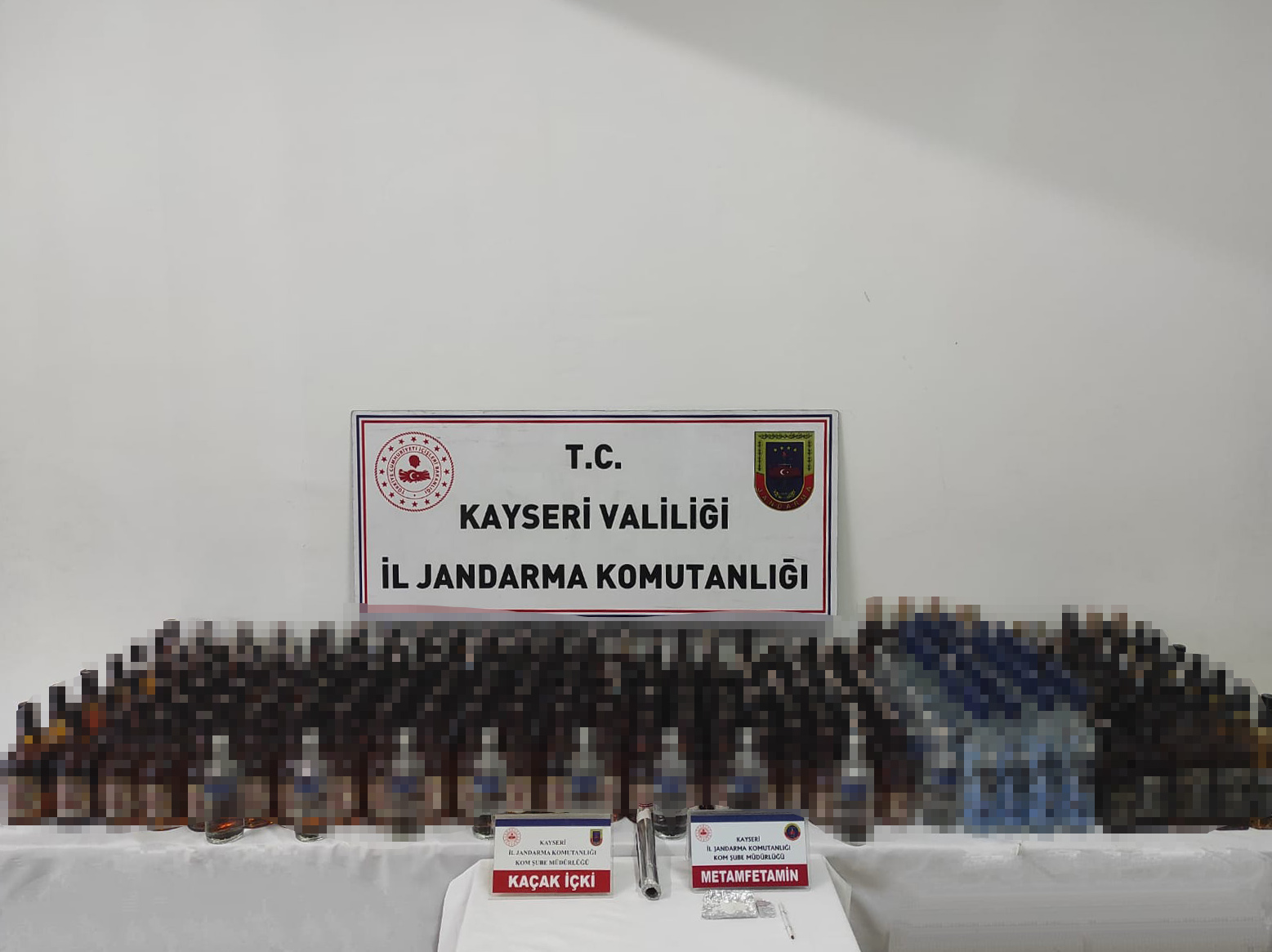 Kayseri'de jandarmanın düzenlediği operasyonda 360 litre kaçak içki ele geçirildi, bir şüpheli gözaltına alındı. ( Kayseri Valiliği - Anadolu Ajansı )