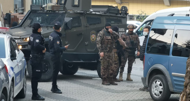 ÜSKÜDAR'DA 19 YAŞINDAKİ ŞAHIS, DİNİ NİKAHLI EŞİNİ REHİN ALDI. ÖZEL HAREKATIN OPERASYONU İLE HAMİLE KADIN ŞAHSIN ELİNDEN 4 SAAT SONRA KURTARILDI. (AYKUT ZOR - YUSUF ENES İNCE/İSTANBUL-İHA)
Üsküdar'da 19 yaşındaki M. B. isimli şahıs Fas uyruklu dini nikahlı eşini rehin aldı. Özel harekatın operasyonu ile hamile kadın şahsın elinden 4 saat sonra kurtarıldı.