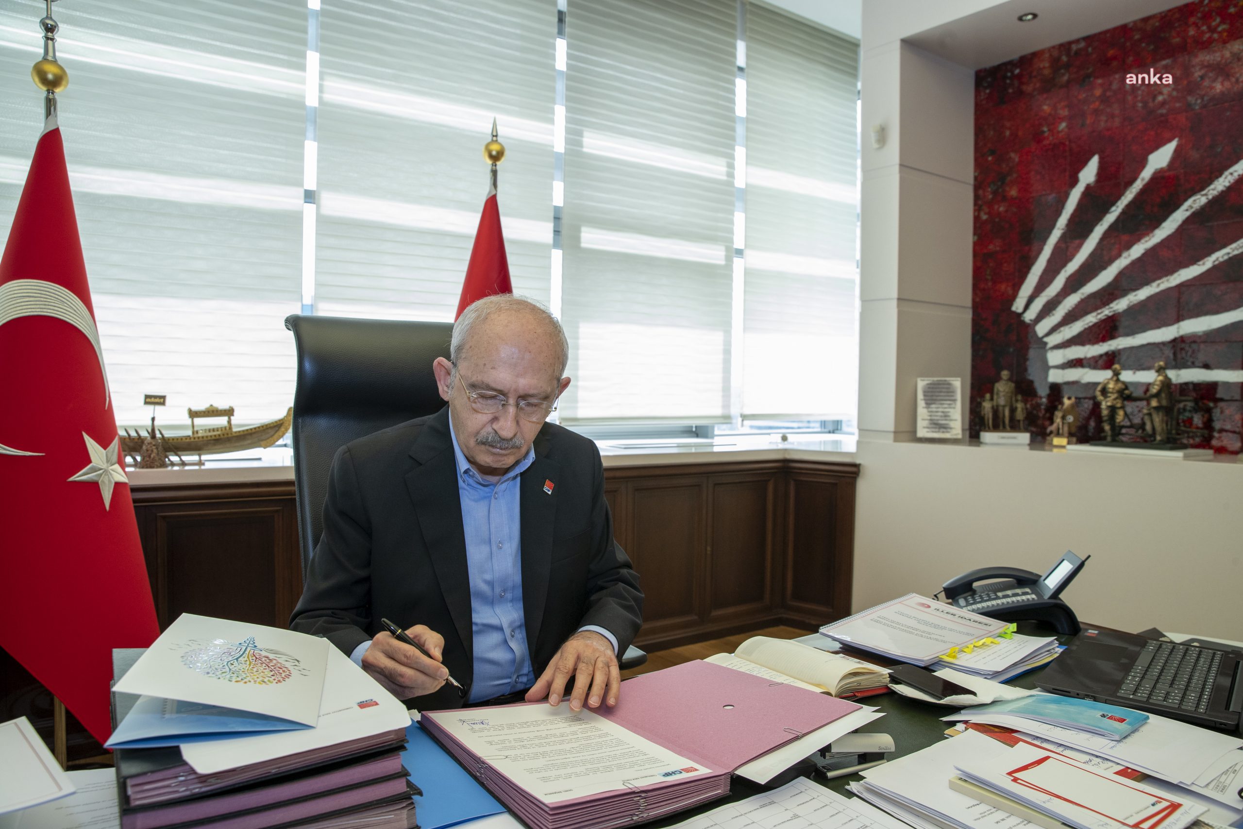 Cumhuriyet Halk Partisi Genel Başkanı Kemal Kılıçdaroğlu 14 Mart Tıp Bayramı nedeniyle, Covid-19 mücadelesinde hayatını kaybeden sağlık emekçilerinin ailelerine mektup gönderdi.