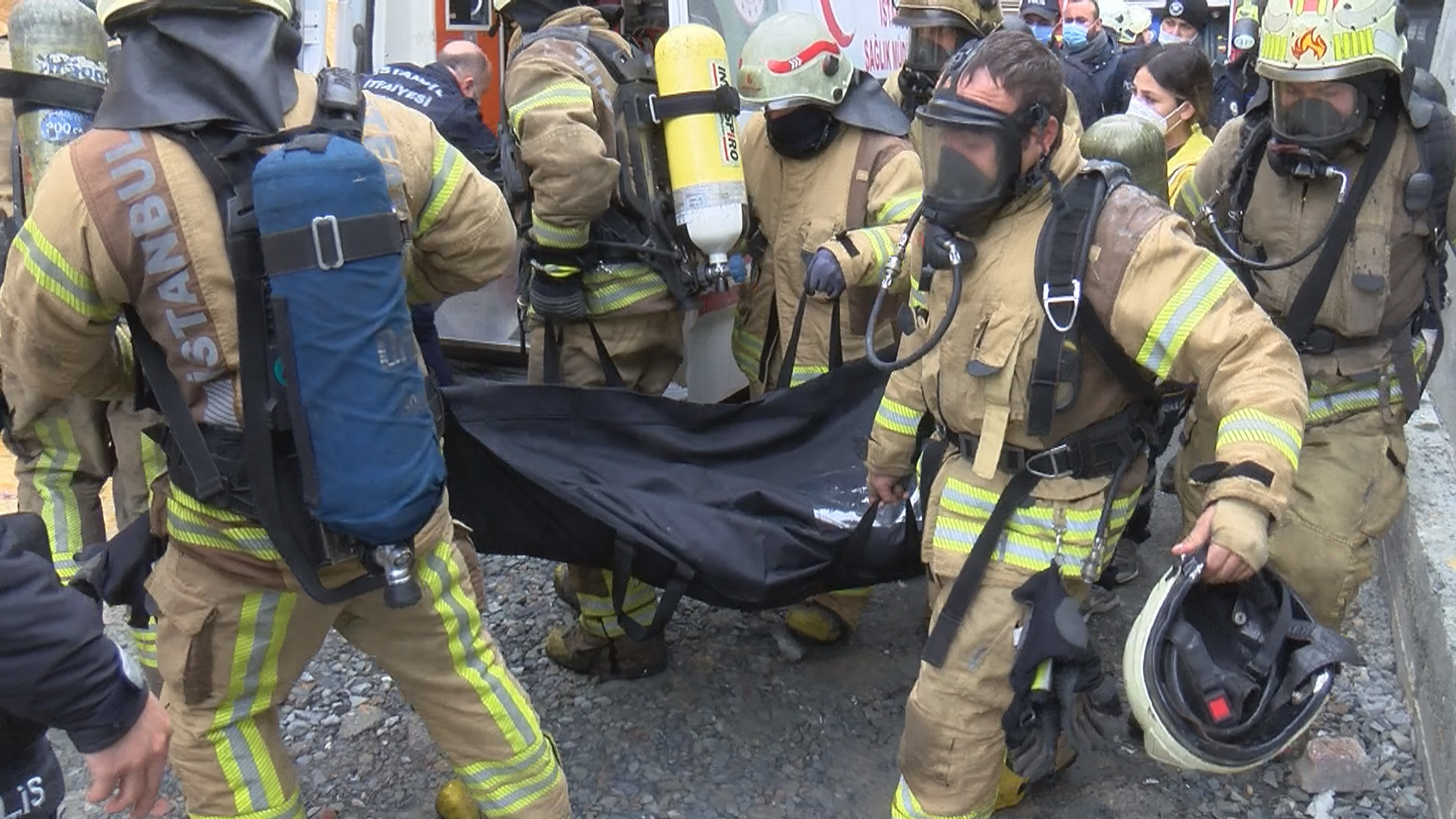 ARNAVUTKOY'DE HIRDAVAT MALZEMELERININ BULUNDUGU DEPODA CIKAN YANGINDA YABANCI UYRUKLU OLDUGU BELIRTILEN 3 KISININ CANSIZ BEDENINE ULASILDI. FOTO: MURAT SOLAK-ISTANBUL-DHA