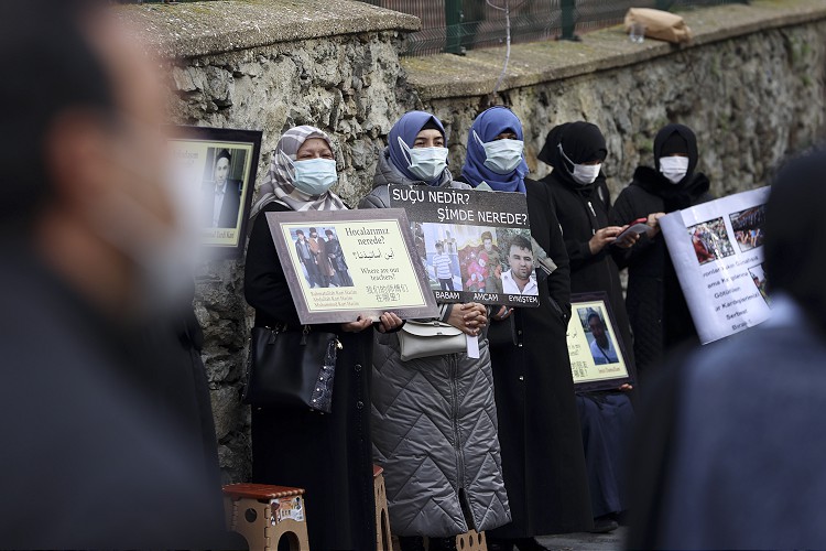 İstanbul'da yaşayan Uygur Türklerinin, Çin yönetimi tarafından kamplarda zorla tutulan aileleriyle görüşmek ve durumlarını öğrenmek için Çin'in İstanbul Başkonsolosluğu önündeki bekleyişleri devam ediyor. ( Serhat Çağdaş - Anadolu Ajansı )