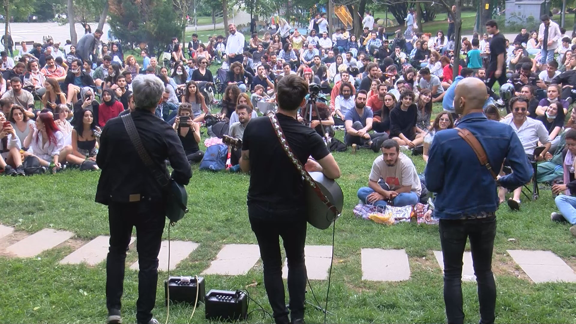 ROCK MUZIK GRUBU REDD MACKA PARKI'NDA KONSER VERDI. COK SAYIDA KISININ KATILDIGI KONSERDE BAZILARININ SOSYAL MESAFE VE MASKE KURALINA UYMADIKLARI GORULDU. (DHA)