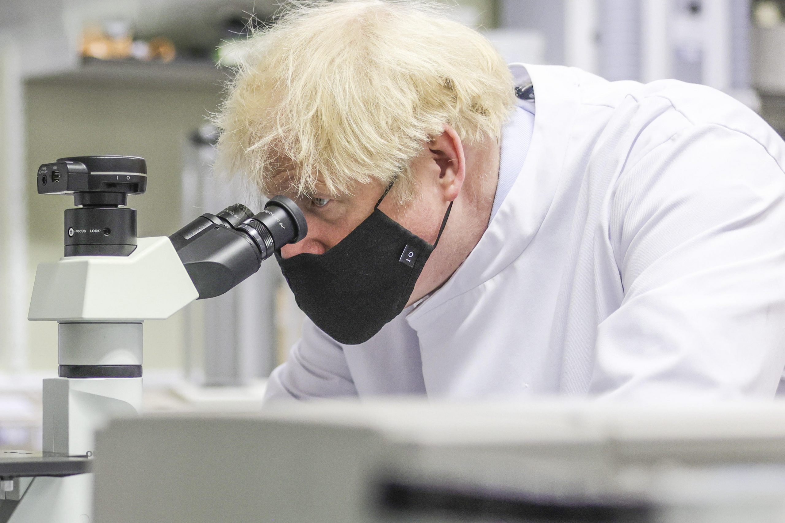 21/06/2021. South Mimms, United Kingdom. Prime Minister Boris Johnson visits MHRA Labs. The Prime Minister Boris Johnson visit MHRA Labs in South Mimms during Covid-19. Picture by Andrew Parsons / No 10 Downing Street