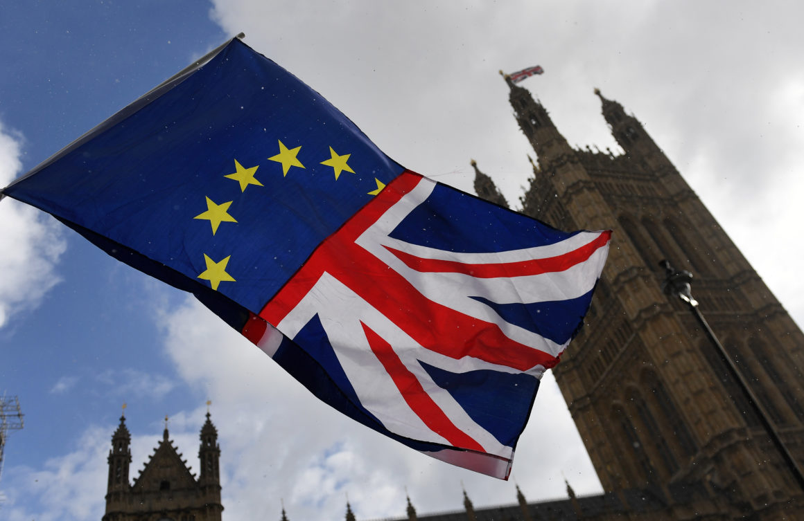 epa06566509 Pro EU protesters wave a joined EU and Union flag outside of the British Parliament in Westminster, central London, Britain, 26 February 2018. Media reports state on 26 February 2018 that forecasts for the British economy are gloomy with the uncertainty over Brexit.  EPA-EFE/ANDY RAIN