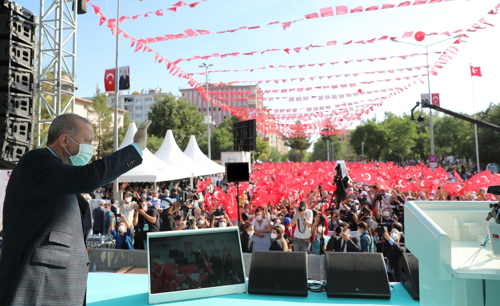 CUMHURBAŞKANI RECEP TAYYİP ERDOĞAN, “BİR ZAMANLAR TÜRKİYE'NİN 5. SANAYİ KENTİ OLAN DİYARBAKIR’IN ÜZERİNE KARABASAN GİBİ BÖLGENİN VE ÖZELLİKLE KÜRT KARDEŞLERİMİN ÜSTÜNE TERÖR FELAKETİ ÇÖKTÜ. TÜRKİYE'NİN DİĞER ŞEHİRLERİ GELİŞİP SERPİLİRKEN DİYARBAKIR SEFALETE, YOKSULLUĞA, İŞSİZLİĞE MAHKUM EDİLDİ. ÇÖZÜM SÜRECİNİ BİZ BAŞLATTIK AMA BİZ SONLANDIRMADIK” DEDİ. (AHMET MÜCAHİD KANTARCIOĞLU - MURAT BAŞAL/DİYARBAKIR-İHA)