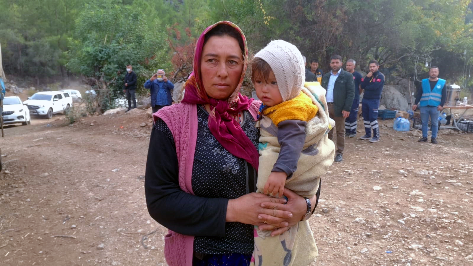 ANNE SELVI YAGAL, KUCAGINDA BEBEGI ILE DIGER YAKINLARIYLA BIRLIKTE IFADESI ALINMAK ICIN GULNAR ILCE JANDARMA KOMUTANLIGI'NA GOTURULDU. FOTO: MUSTAFA ERCAN/ GULNAR, (MERSIN), (DHA) *ARSIV