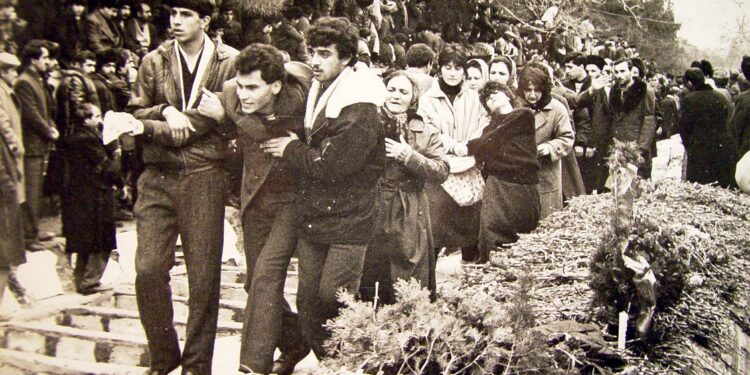 Azerbaycanlılar, 20 Ocak 1990'da Sovyet ordusunun Bakü ve diğer illerde kadın ve çocuk ayrımı yapmadan katlettiği kurbanlarını anıyor. Fotoğrafta 20 Ocak olaylarında hayatını kaybedenlerin cenaze töreninde yakınları ağlarken görülüyor. (Arşiv) 
 ( Rasim Sadigov - Anadolu Ajansı )
