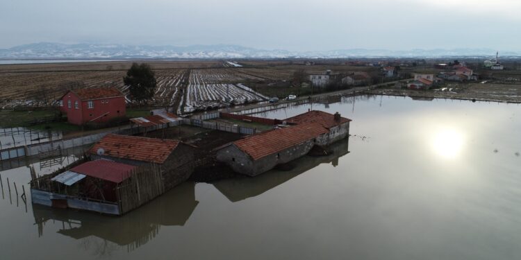 SAMSUN'UN BAFRA ILCESI'NDE SU KANALININ TASMASI SONUCU TARIM ARAZILERI VE EVLER SULAR ALTINDA KALDI. FOTO:MUSTAFA INAN-SAMSUN-DHA