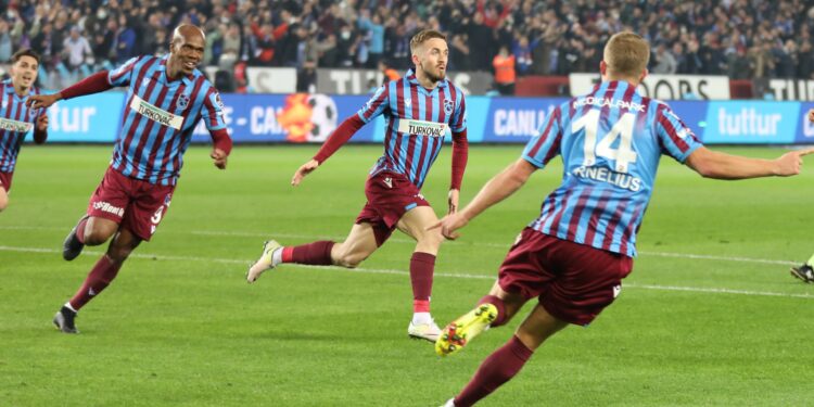 SPOR TOTO SÜPER LİG'İN 25. HAFTASINDA TRABZONSPOR SAHASINDA KONYASPOR İLE KARŞILAŞIYOR. MÜSABAKANIN İLK YARISI BORDO-MAVİLİ TAKIMIN 1-0 ÜSTÜNLÜĞÜYLE TAMAMLANDI. (GÖKMEN ŞAHİN - OZAN KÖSE/TRABZON-İHA)
Spor Toto Süper Lig'in 25. haftasında Trabzonspor sahasında Konyaspor ile karşılaşıyor. Müsabakanın ilk yarısı bordo-mavili takımın 1-0 üstünlüğüyle tamamlandı.