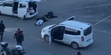 KÜÇÜKÇEKMECE ADALET SARAYI ÖNÜNDE ÇIKAN SİLAHLI KAVGADA 3 KİŞİ ÖLDÜ, 1'İ AĞIR 4 KİŞİ DE YARALANDI. OLAYLA İLGİLİ 13 KİŞİ GÖZALTINA ALINDI.
İSTANBUL DHA