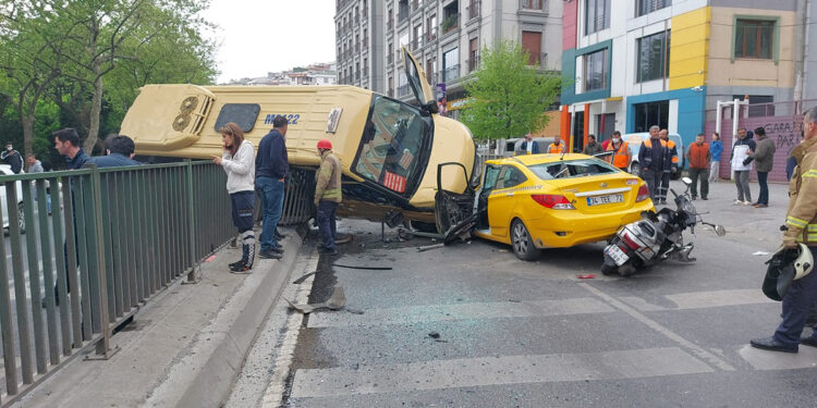 EYUPSULTAN, SILAHTARAGA CADDESI'NDE REFUJDEKI DEMIR BARIYERLERI PARCALAYAN VE ICINDE 6 YOLCUNUN OLDUGU BELIRTILEN MINIBUS, KARSI SERIDE GECEREK TAKSININ USTUNE DEVRILDI. FECI KAZADA ILK BELIRLEMELERE GORE TAKSI SOFORU, MINIBUS SOFORU, TAKSIYE CARPAN MOTOSIKLETLI ILE MINIBUSTEKI BIR YOLCU OLMAK UZERE 4 KISI YARALANDI.
ISTANBUL (DHA)