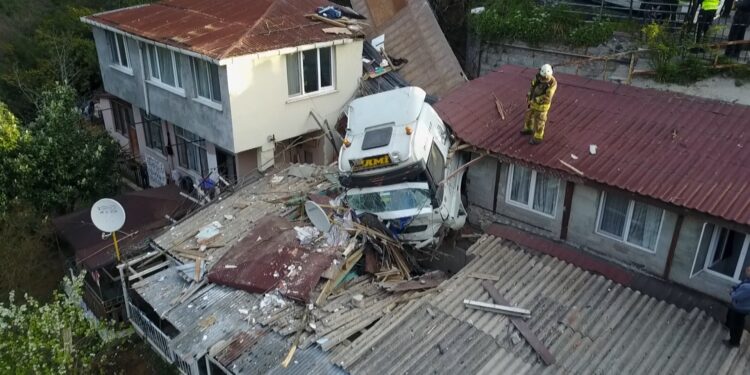 SARIYER'DE İNŞAAT DEMİRİ YÜKLÜ TIR, GECEKONDUNUN ÜZERİNE DEVRİLDİ.
İSTANBUL DHA