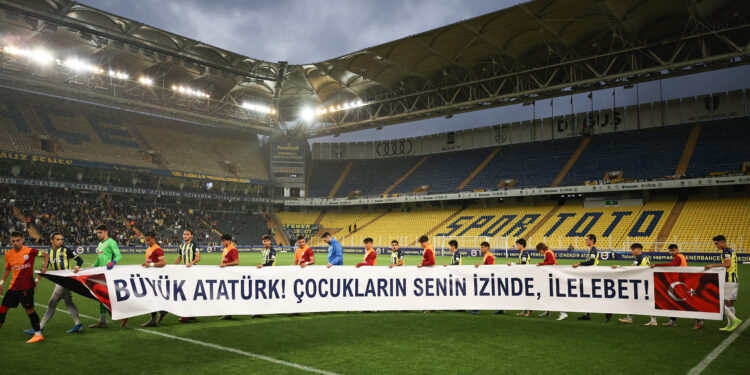 Fenerbahçe, TFF 19 Yaş Altı Gelişim Ligi'nin 28. hafta erteleme maçında Galatasaray ile Ülker Stadyumu'nda karşılaştı. İki takım oyuncuları 19 Mayıs Atatürk'ü Anma ve Gençlik ve Spor Bayramı dolayısıyla karşılaşmaya pankartla çıktı.  ( Emrah Yorulmaz - Anadolu Ajansı )