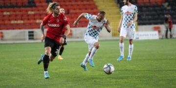 GAZİANTEP FUTBOL KULÜBÜ, SPOR TOTO SÜPER LİG'İN 38. HAFTASINDA ÇAYKUR RİZESPOR'U KONUK ETTİ. KARŞILAŞMA EV SAHİBİ EKİBİN 2-0 ÜSTÜNLÜĞÜYLE SONA ERDİ. (SAİD VAKKAS YAĞCI/GAZİANTEP-İHA)
Gaziantep Futbol Kulübü, Spor Toto Süper Lig'in 38. haftasında Çaykur Rizespor'u konuk etti. Karşılaşma ev sahibi ekibin 2-0 üstünlüğüyle sona erdi.