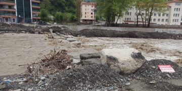 KASTAMONU'NUN BOZKURT İLÇESİNDE SAĞANAK YAĞIŞ SONRASINDA SU SEVİYESİNİN YÜKSELMESİ SEBEBİYLE, EZİNE ÇAYI ÜZERİNDEKİ 3 GEÇİCİ KÖPRÜ TEDBİR AMACIYLA ULAŞIMA KAPANDI. (İBRAHİM ŞAHİN DEMİR/KASTAMONU-İHA)
Kastamonu'nun Bozkurt ilçesinde sağanak yağış sonrasında su seviyesinin yükselmesi sebebiyle, Ezine Çayı üzerindeki 3 geçici köprü tedbir amacıyla ulaşıma kapatıldı.