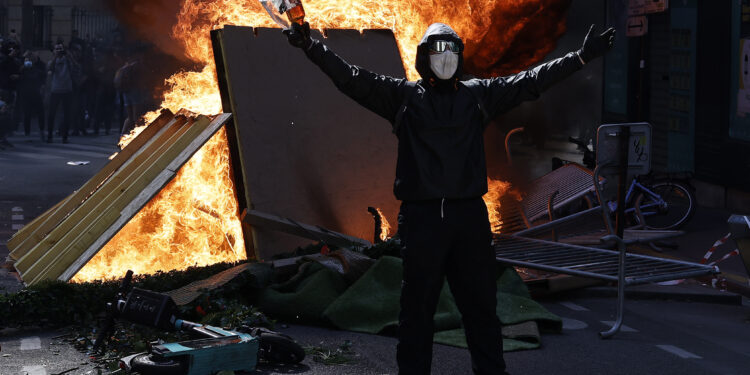 epa09921156 Demonstrators clash with Police forces during the annual May Day demonstration in Paris, France, 01 May 2022. Labour Day, also known as International Workers' Day or May Day, is observed worldwide on 01 May.  EPA-EFE/YOAN VALAT