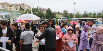 KARABÜK'TE YÜKSEKÖĞRETİM KURUMLARI SINAVI'NIN (YKS) İKİNCİ OTURUMU OLAN ALAN YETERLİLİK TESTLERİ (AYT) BAŞLADI. (FATİH ÜNLÜ/KARABÜK-İHA)
Karabük'te Yükseköğretim Kurumları Sınavı'nın (YKS) ikinci oturumu olan Alan Yeterlilik Testleri (AYT) başladı. Dün sınavın ilk oturumuna geç kalanlara rağmen ikinci günde adayların tedbirli davranıp salonlarına vaktinde geldiği görüldü.