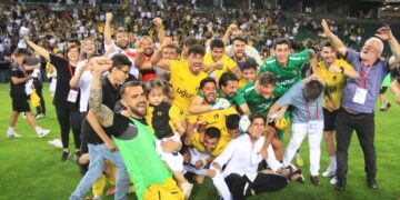 SPOR TOTO 1. LİG PLAY-OFF FİNAL MAÇINDA BANDIRMASPOR'U 2-1 MAĞLUP EDEN İSTANBULSPOR, SÜPER LİG'E YÜKSELDİ. (GÖNÜL EFE - MEHMET EKREM CEYLAN - MUSTAFA TAŞÖREN/KOCAELİ-İHA)
Spor Toto 1. Lig Play-Off final maçında Bandırmaspor'u 2-1 mağlup eden İstanbulspor, Süper Lig'e yükseldi.