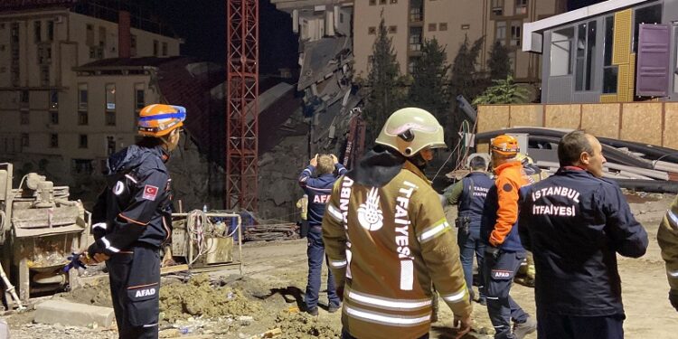 KÜÇÜKÇEKMECE'DE YAŞANAN ÇÖKMENİN ARDINDAN BİR ÖĞRENCİ YURDU VE 6 BİNA BOŞALTILDI (ABDULKADİR ATMACAN - ABDULLAH ALTUNBAŞ/İSTANBUL-İHA)
Küçükçekmece'de bir inşaatın istinat duvarının çökmesi ve bitişiğindeki özel üniversite binasının yıkılması üzerine, bina çevresinde bulunan 71 öğrencinin olduğu bir yurt, 6 bina ve 128 daire tedbir amacıyla boşaltıldı.