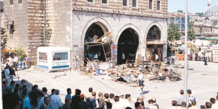 EMINONU'NDE BULUNAN MISIR CARSISI'NIN GIRISINE KONULAN BOMBANIN PATLAMASI SONUCU 7 KISININ OLDUGU, 127 KISININ DE YARALANDIGI BOMBALI SALDIRIYLA ILGILI OLARAK TUTUKLU BULUNAN PINAR SELEK'IN BOMBA KOYMADIGI ORTAYA CIKTI,PKK'YA YARDIMDAN ISE AFFA UGRADI.