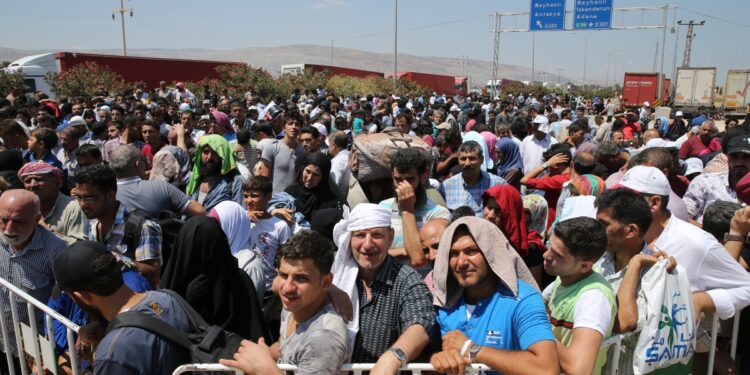 Hatay'a sığınan Suriyeliler, Ramazan Bayramı'nı ülkelerinde geçirmek için Reyhanlı ilçesinde bulunan Cilvegözü Sınır Kapısı'ndan çıkış yapmaya devam ediyor.  ( Cem Genco - Anadolu Ajansı )