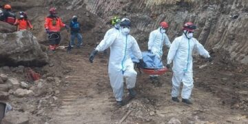 EKVADOR'DA MEYDANA GELEN TOPRAK KAYMASINDA HAYATINI KAYBEDENLERİN SAYISI 51'E YÜKSELDİ. (İHA/QUITO-İHA)
Ekvador'da meydana gelen toprak kaymasında hayatını kaybedenlerin sayısı 51'e yükseldi.