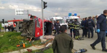 TEKİRDAĞ SARAY'DAN ÇERKEZKÖY İSTİKAMETİNE GİDEN 34 BGE 76 PLAKALI TIR, VİZE'DEN ÇERKEZKÖY İSTİKAMETİNE SEYREDEN 59 KS 182 PLAKALI YOLCU MİNİBÜSÜNE ÇARPTI. KAZADA İLK BELİRLEMELERE GÖRE 5 KİŞİ HAYATINI KAYBEDERKEN, 10 KİŞİ DE YARALANDI. (İHA/TEKİRDAĞ-İHA)
Tekirdağ Saray'dan Çerkezköy istikametine giden 34 BGE 76 plakalı tır, Vize'den Çerkezköy istikametine seyreden 59 KS 182 plakalı yolcu minibüsüne çarptı. Kazada ilk belirlemelere göre 5 kişi hayatını kaybederken, 10 kişi de yaralandı. Olay yerine ambulans ve kurtarma ekipleri sevk edildi. Yaralılar çevre hastanelere kaldırıldı.