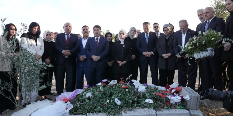 Aile ve Sosyal Hizmetler Bakanı Mahinur Özdemir Göktaş, Adalet Bakanı Yılmaz Tunç ve İçişleri Bakanı Ali Yerlikaya, Diyarbakır'da, 8 yaşındaki Narin Güran'ın kabrini ziyaret etti. Narin Güran'ın kabrini ziyaret eden Bakanlar dua etti, mezara çiçek bıraktı. ( Bestami Bodruk - Anadolu Ajansı )