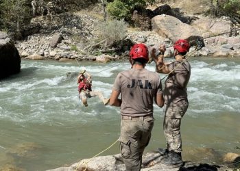 TUNCELİ'DE, İL JANDARMA KOMUTANLIĞI TARAFINDAN EYLÜL AYI BOYUNCA DÜZENLENEN OPERASYONLARDA 13 MAĞARA VE 17 SIĞINAK TESPİT EDİLDİĞİ, MAĞARA VE SIĞINAKLARDA MÜHİMMAT VE YAŞAM MALZEMESİ ELE GEÇİRİLDİĞİ BELİRTİLDİ. (ERCAN TOPAÇ/TUNCELİ-İHA)
Tunceli'de, İl Jandarma Komutanlığı tarafından eylül ayı boyunca düzenlenen operasyonlarda 13 mağara ve 17 sığınağın tespit edildiği, mağara ve sığınaklarda mühimmat ve yaşam malzemesi ele geçirildiği belirtildi.