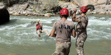 TUNCELİ'DE, İL JANDARMA KOMUTANLIĞI TARAFINDAN EYLÜL AYI BOYUNCA DÜZENLENEN OPERASYONLARDA 13 MAĞARA VE 17 SIĞINAK TESPİT EDİLDİĞİ, MAĞARA VE SIĞINAKLARDA MÜHİMMAT VE YAŞAM MALZEMESİ ELE GEÇİRİLDİĞİ BELİRTİLDİ. (ERCAN TOPAÇ/TUNCELİ-İHA)
Tunceli'de, İl Jandarma Komutanlığı tarafından eylül ayı boyunca düzenlenen operasyonlarda 13 mağara ve 17 sığınağın tespit edildiği, mağara ve sığınaklarda mühimmat ve yaşam malzemesi ele geçirildiği belirtildi.