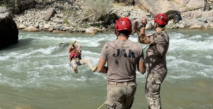 TUNCELİ'DE, İL JANDARMA KOMUTANLIĞI TARAFINDAN EYLÜL AYI BOYUNCA DÜZENLENEN OPERASYONLARDA 13 MAĞARA VE 17 SIĞINAK TESPİT EDİLDİĞİ, MAĞARA VE SIĞINAKLARDA MÜHİMMAT VE YAŞAM MALZEMESİ ELE GEÇİRİLDİĞİ BELİRTİLDİ. (ERCAN TOPAÇ/TUNCELİ-İHA)
Tunceli'de, İl Jandarma Komutanlığı tarafından eylül ayı boyunca düzenlenen operasyonlarda 13 mağara ve 17 sığınağın tespit edildiği, mağara ve sığınaklarda mühimmat ve yaşam malzemesi ele geçirildiği belirtildi.