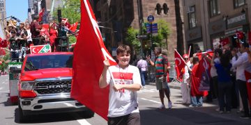 Cumhurbaşkanlığı İletişim Başkanlığı koordinasyonunda New York'ta düzenlenen 43. Geleneksel New York Türk Günü Yürüyüşü büyük bir katılım ve coşkuyla gerçekleştirildi. Program kapsamında  geçit töreni düzenlendi. ( Selçuk Acar - Anadolu Ajansı )